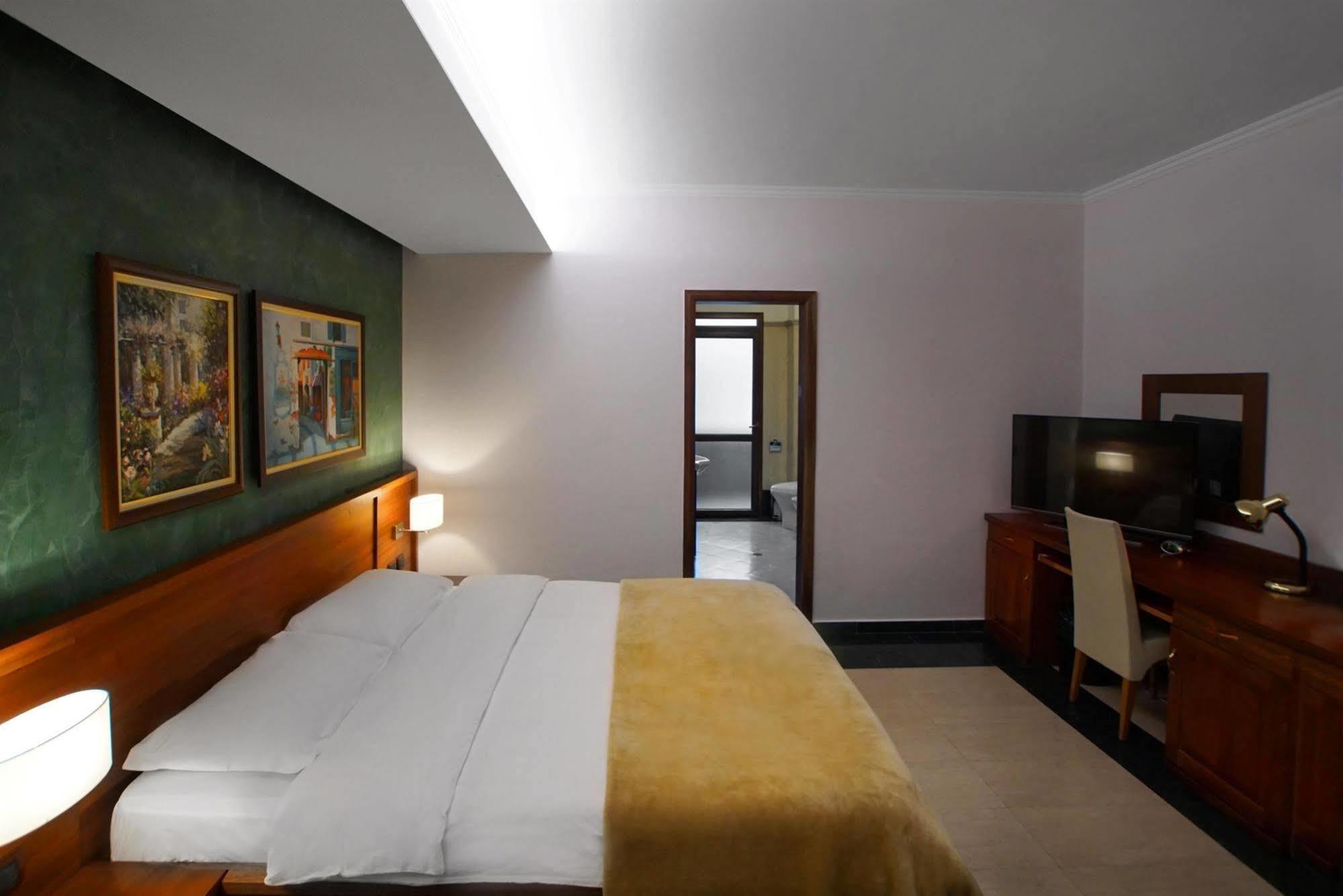 Nov Hotel Τίρανα Εξωτερικό φωτογραφία
