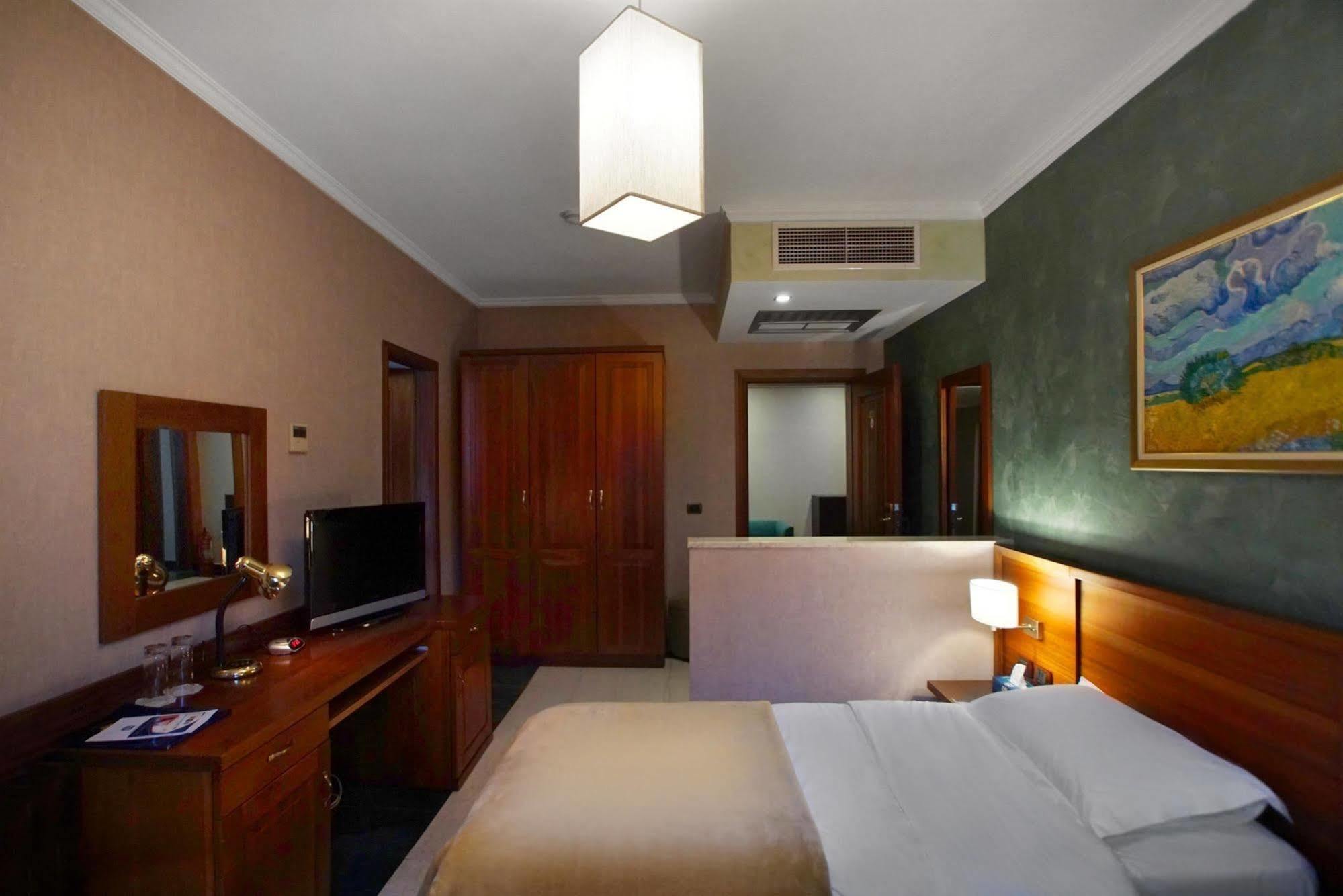 Nov Hotel Τίρανα Εξωτερικό φωτογραφία